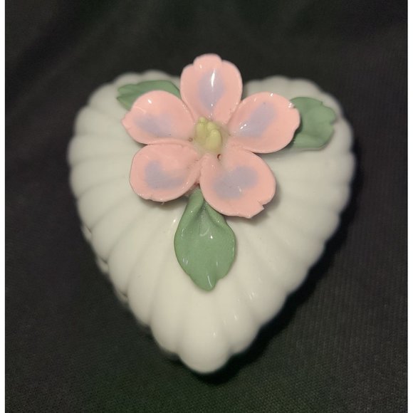 Vintage Heart shaped floral trinlet box porcelain - Picture 2 of 8